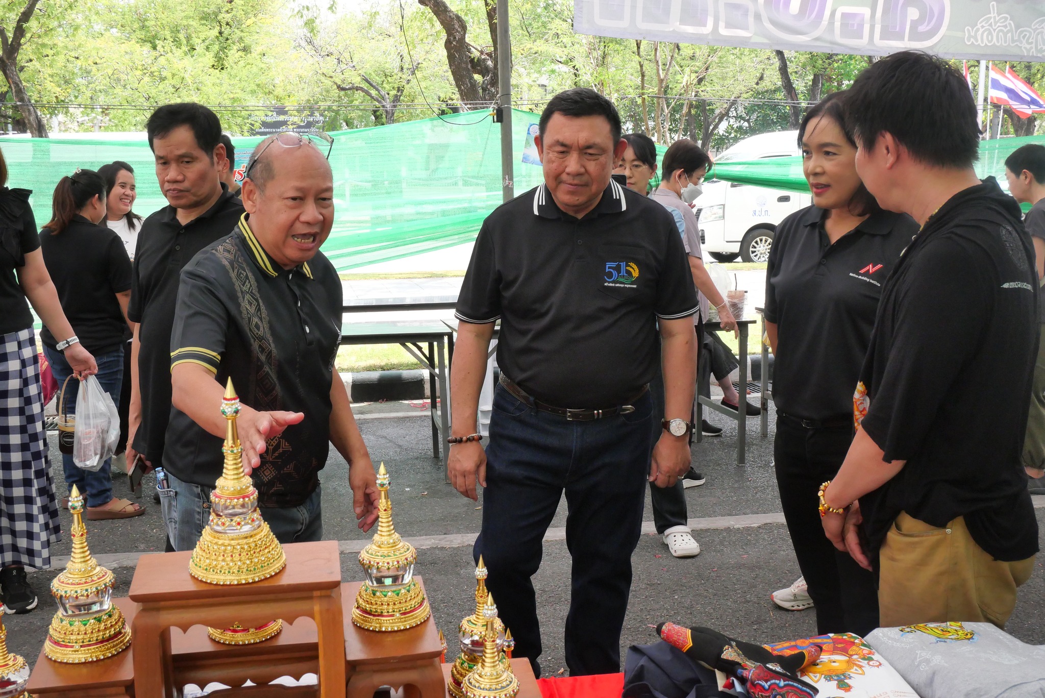 title - เลขาธิการ ส.ป.ก. เยี่ยมทักทายเกษตรกรและซื้อสินค้าในบรรยากาศวันสุดท้ายของการออกร้านขายสินค้า จากเขตปฏิรูปที่ดิน ส่งท้ายงานครบรอบ 51 ปี ส.ป.ก.